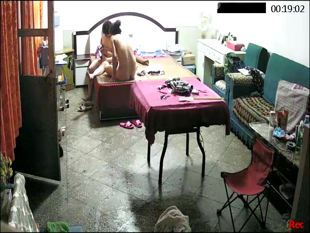 破解家庭网络摄像头TP苗条少妇和老公在房间洗簌一番上床过性生活