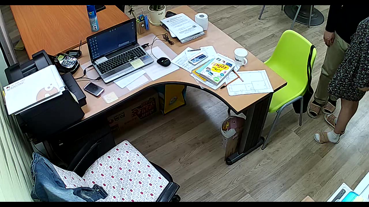 公司摄像头破解偸拍下班后经理与碎花连衣裙文员用电脑看黄片一起研究性爱动作在办公桌前打一炮