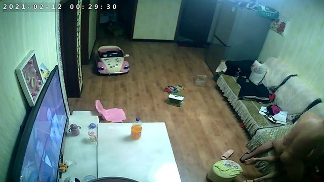 破解家庭网络摄像头监控偷拍准备睡觉的媳妇被老公叫到客厅的沙发上啪啪内射逼里了捂着怕它流地板上