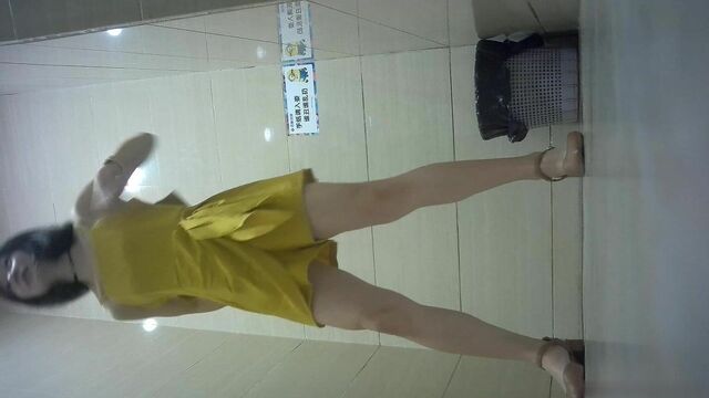 商场女厕偷拍黄色连衣裙的美女 这尿尿的姿势让人有点遐想偏偏