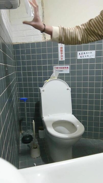 TW厕所偷拍大神（野狼新设备系列）近在咫尺细细观赏妹子尿尿