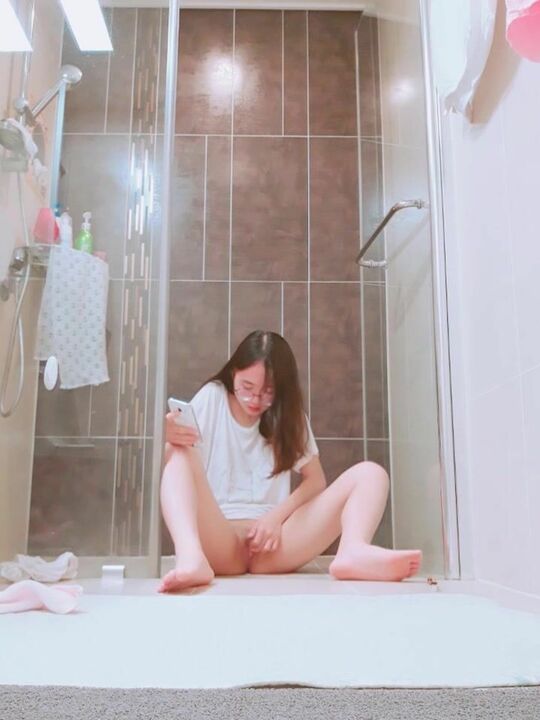 浴室暗藏摄像头本想偷拍表姐洗澡 意外拍到表姐在里面和男友视频做爱