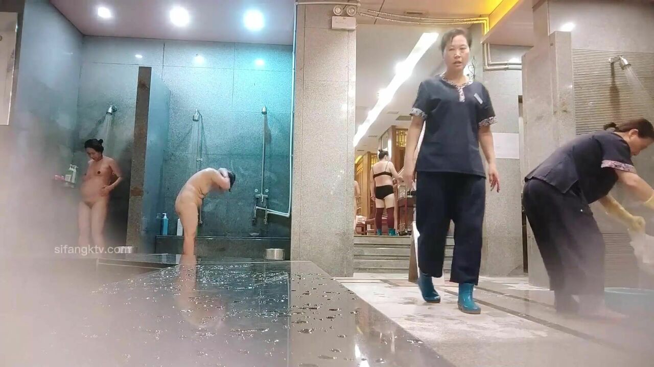 洗浴中心内部员工专门偷拍 好身材的美女洗澡