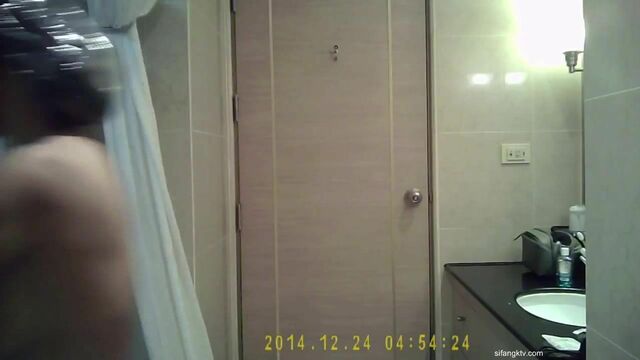 水电工酒店浴室暗藏摄像头偷拍大奶子少妇洗澡