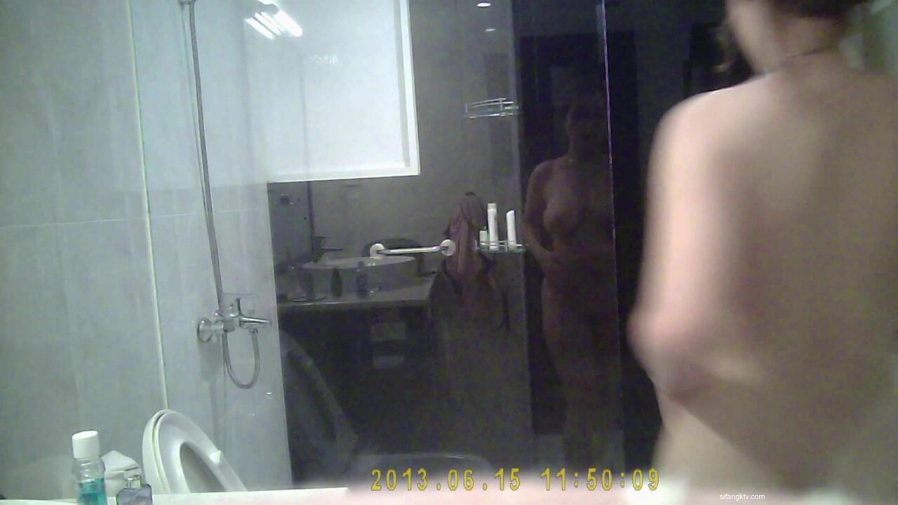 酒店浴室暗藏摄像头偷拍大奶子少妇一边玩B一边洗澡