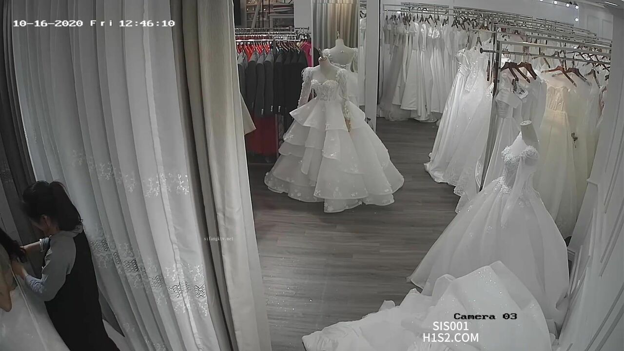 婚纱店内最美的风景线，摄像头破解 拍到一批来店里试衣的伴娘和新娘们-V