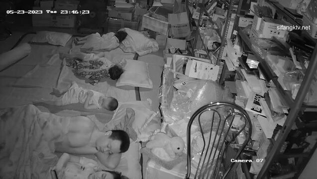 2023新流出黑客破解网络摄像头偷拍 电器维修店夫妻在三个熟睡的孩子旁边偷偷干炮