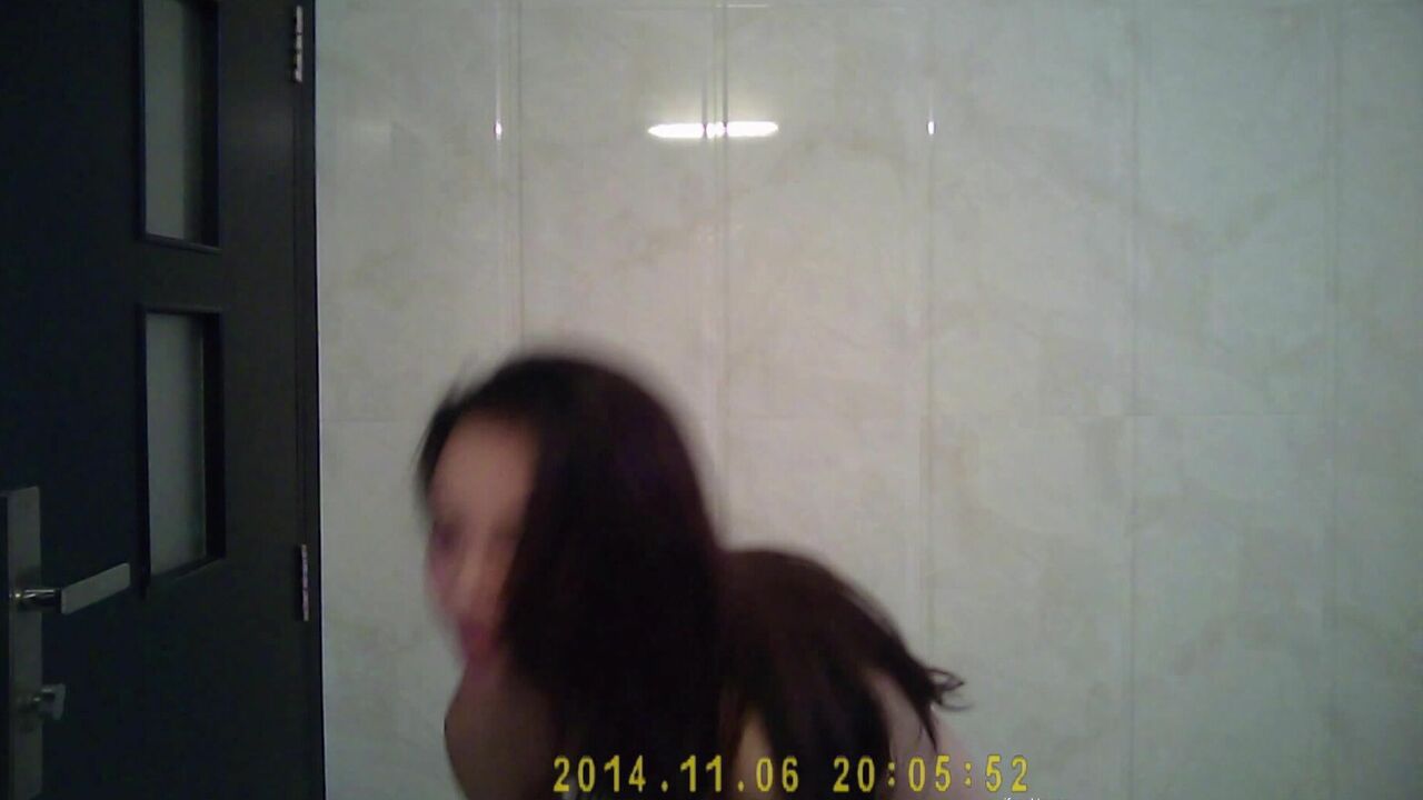 酒店浴室暗藏摄像头偷窥白白嫩嫩的美少妇洗澡