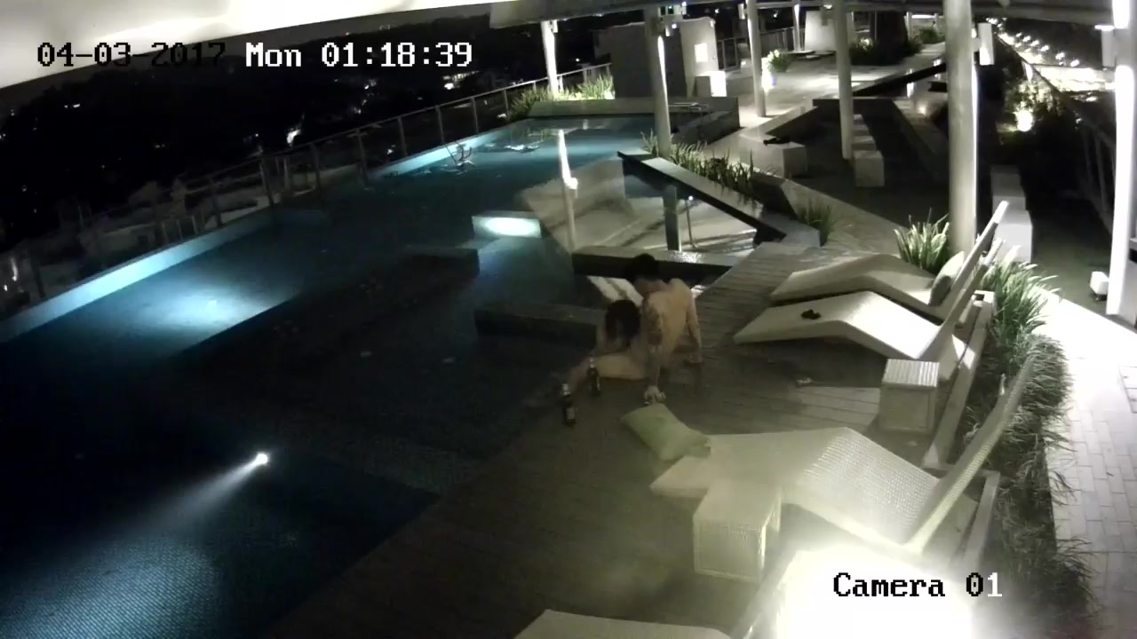 网爆门事件香港某酒店一对情侣趁着夜晚没人在顶层游泳池啪啪被监控拍下